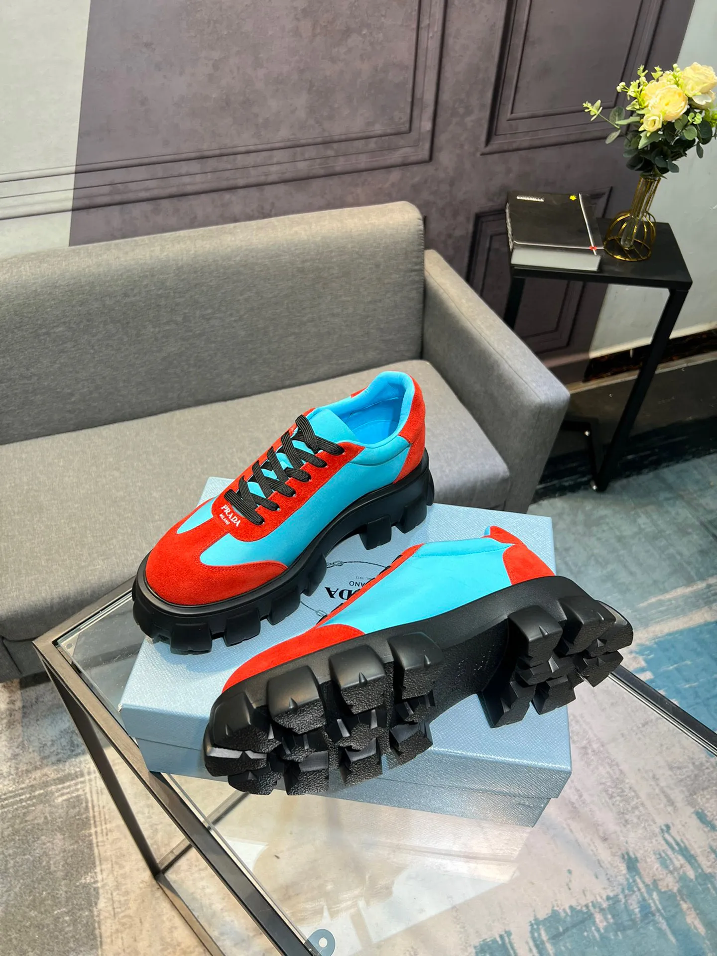 Men's shoes 💰540 Prada Latest 2025ss spring and summer catwalk series Thick-soled platform platform Casual sports shoes Couple style ☑️ Bold contrasting bright colors and fashionable combination Casual sports style design with exquisite details Classic personalized gear thick sole Increased comfort and unique modern trend style 🚩 Fabric: Cowhide ➕ Cloth Lining: Sheepskin Outsole: Original molded ultra-light foam material Sole thickness: 4.5CM Size: 35-45 (Female 40, Male 45, customized, non-returnable)